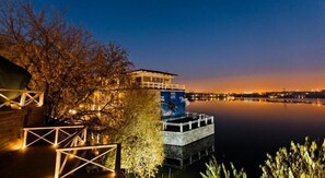 住宿正面 (夜晚)