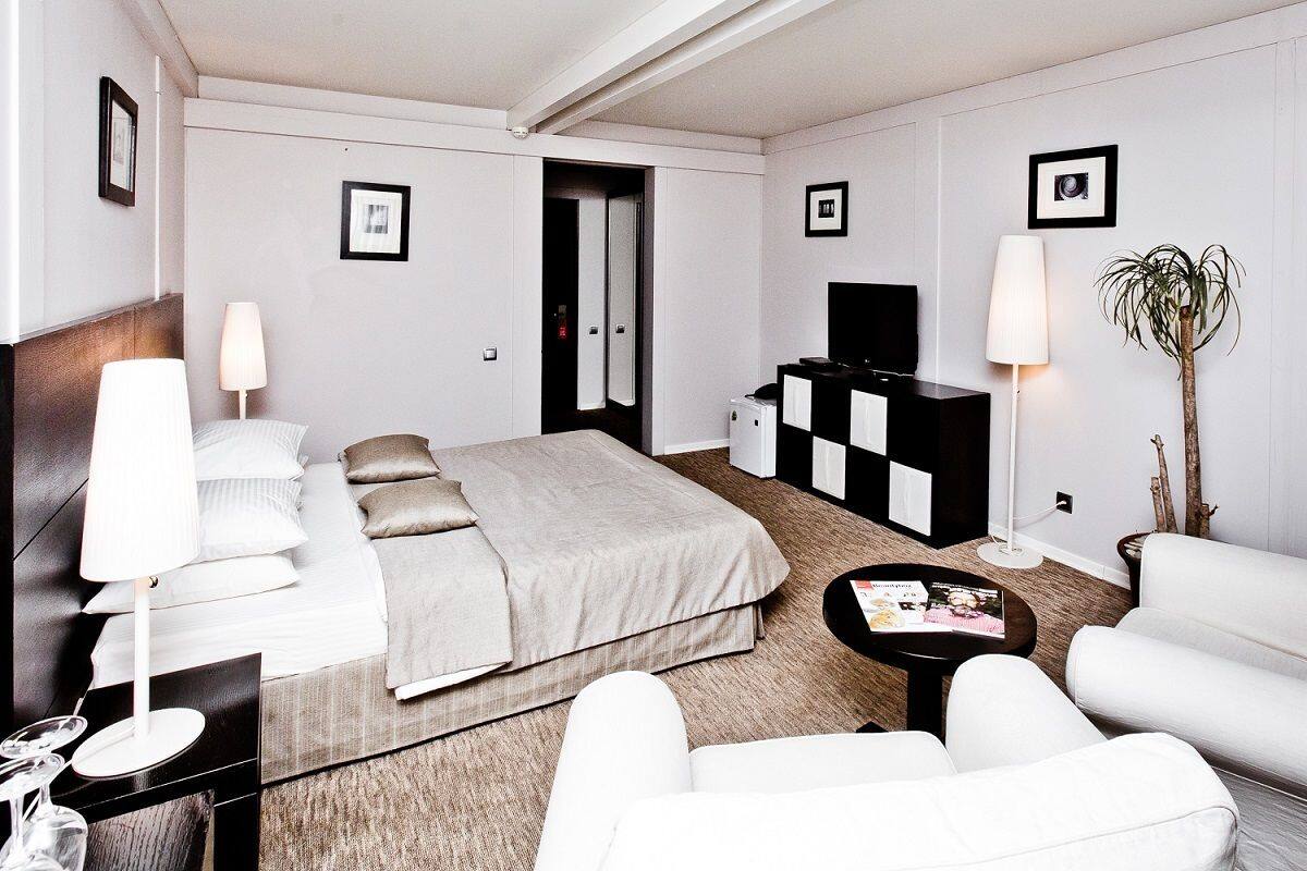 Kamar Deluks | Seprai premium, brankas, meja kerja, dan setrika/meja setrika