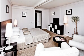 豪華客房 | 高級寢具、房內夾萬、書桌、熨斗/熨衫板