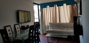 Departamento, 2 habitaciones | Área de sala de estar | Televisión de pantalla plana