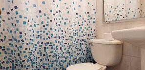 Apartamento, 2 habitaciones | Baño | Ducha y toallas