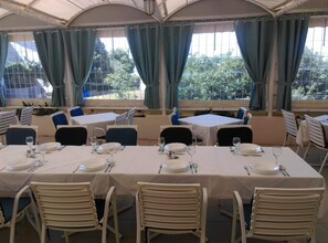 Petit déjeuner et dîner servis sur place, spécialités Cuisine locale