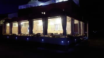 Vista frontal de la propiedad