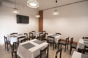 Petit déjeuner et dîner servis sur place