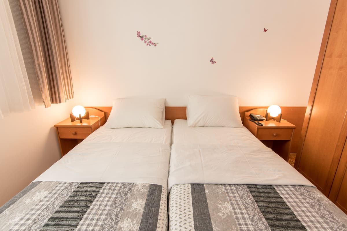 Een kluis op de kamer, een bureau, extra bedden, gratis wifi