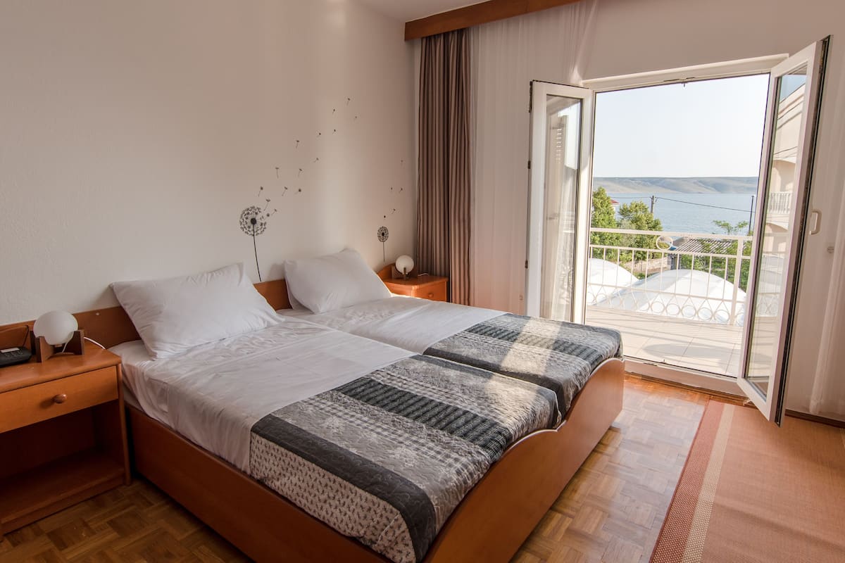 Familie vierpersoonskamer, balkon, uitzicht op zee | Een kluis op de kamer, een bureau, extra bedden, gratis wifi