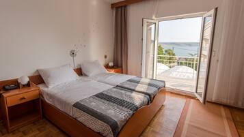 Habitación cuádruple familiar, balcón, vista al mar | Caja de seguridad en la habitación, escritorio y camas extra