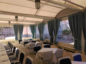 Serveert ontbijt en diner, lokale gerechten