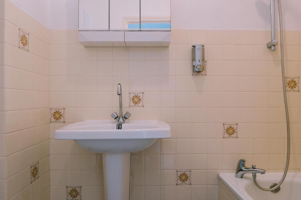 Ein Badezimmer mit Waschbecken, Dusche und Toilette.