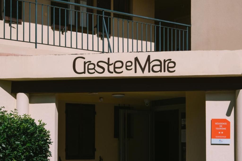 L’entrée d’un hôtel, avec une enseigne indiquant « Crestee Mare » et un panneau précisant qu’il s’agit d’une résidence touristique.