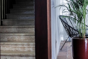 A staircase with a potted plant beside it. - Creste e Mare (Ajaccio)