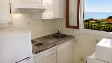 Apartment 4 people - 1 bedroom ( 1 double bed, 2 single beds) Occupation max 4 | Private kitchen | Fridge, microwave, stovetop, espresso maker