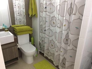 Departamento, 2 habitaciones | Baño | Regadera, secadora de cabello, toallas, jabón