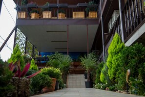 Een koelkast met diepvriezer, een microgolfoven, een kookplaat