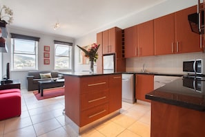 コンフォート アパートメント 1 ベッドルーム | 専用キッチン | 冷蔵庫、電子レンジ、オーブン、コンロ