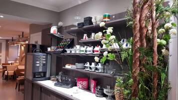 Une cuisine moderne avec des meubles en bois, une machine à café et des étagères remplies d’ustensiles de cuisine.