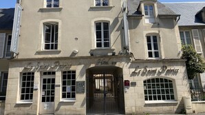 A historic building with a sign reading "Le Saint Patrice." It features a traditional facade with multiple windows and a central entrance. - Hôtel Le St Patrice (Bayeux)