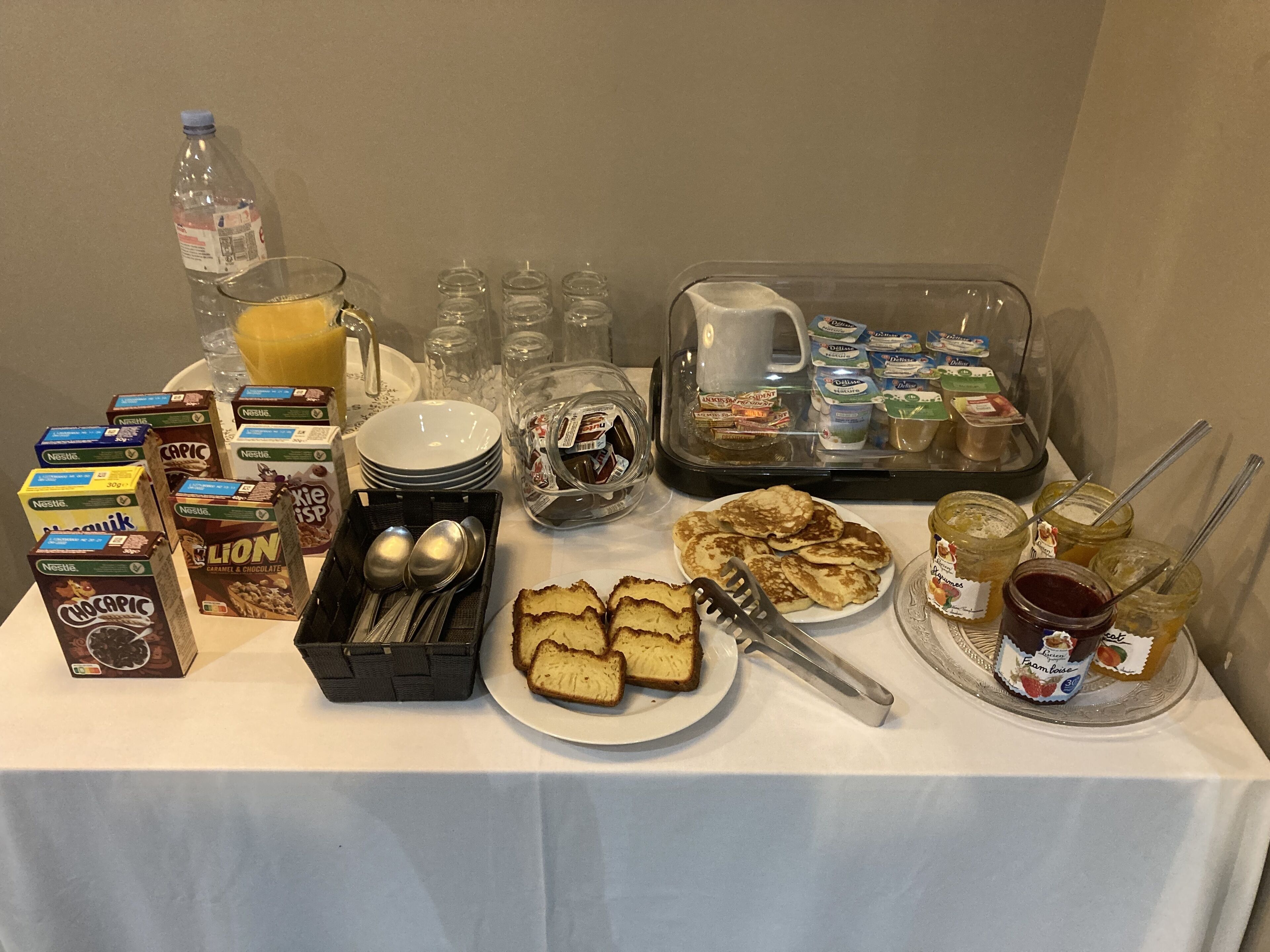 daily full breakfast (eur 14 per person)