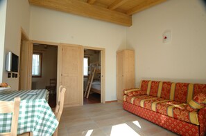 Standard-Chalet, Mehrere Betten, Bergblick | Wohnbereich | Flachbildfernseher