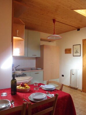 Standard-Apartment, Mehrere Betten | Essbereich im Zimmer