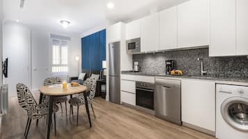 Full-size fridge, microwave, oven, stovetop