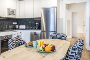 Departamento estándar, 1 habitación, con acceso para personas discapacitadas | Cocina privada | Refrigerador con congelador, microondas, horno y parrilla de estufa 