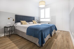 Standard Apartment, 1 Bedroom, Accessible | Down comforters, in-room safe, individually decorated - Slow Suites Bellas Artes (Madrid)