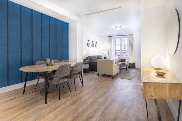 Appartement Deluxe, 2 chambres | Salle de séjour | Téléviseur à écran plat