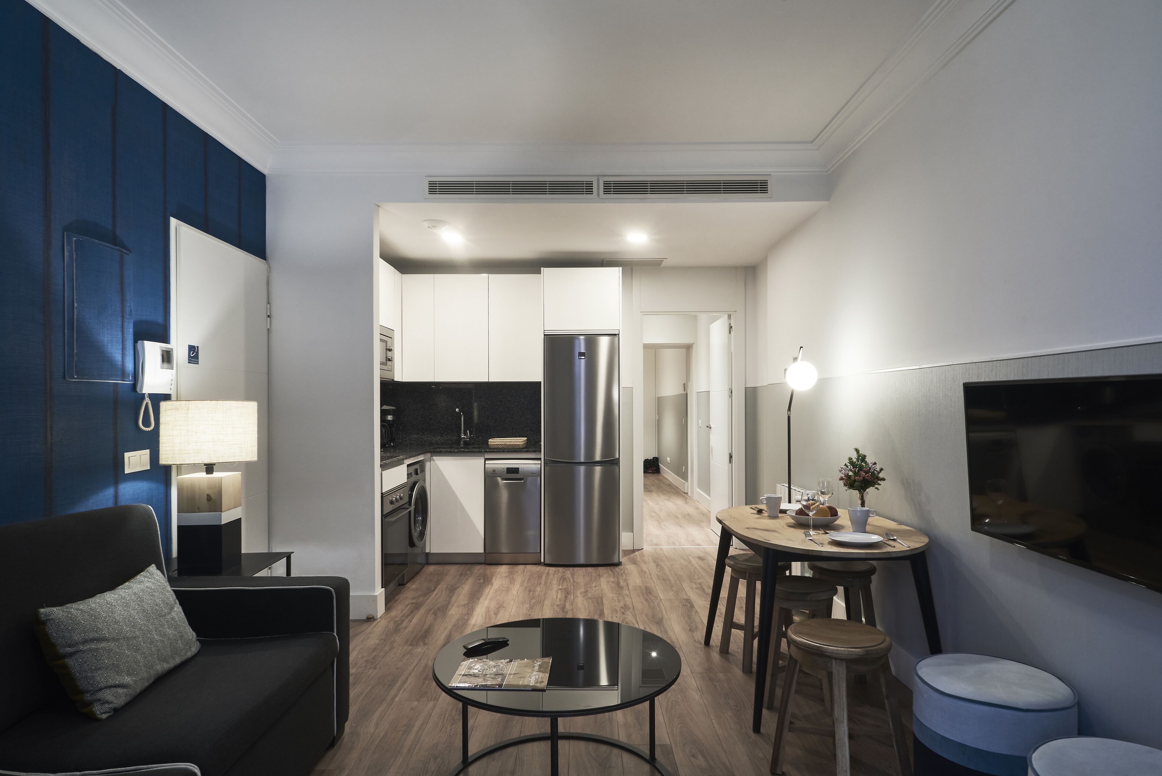 Departamento estándar, 1 habitación, con acceso para personas discapacitadas | Área de sala de estar | Televisión de pantalla plana 