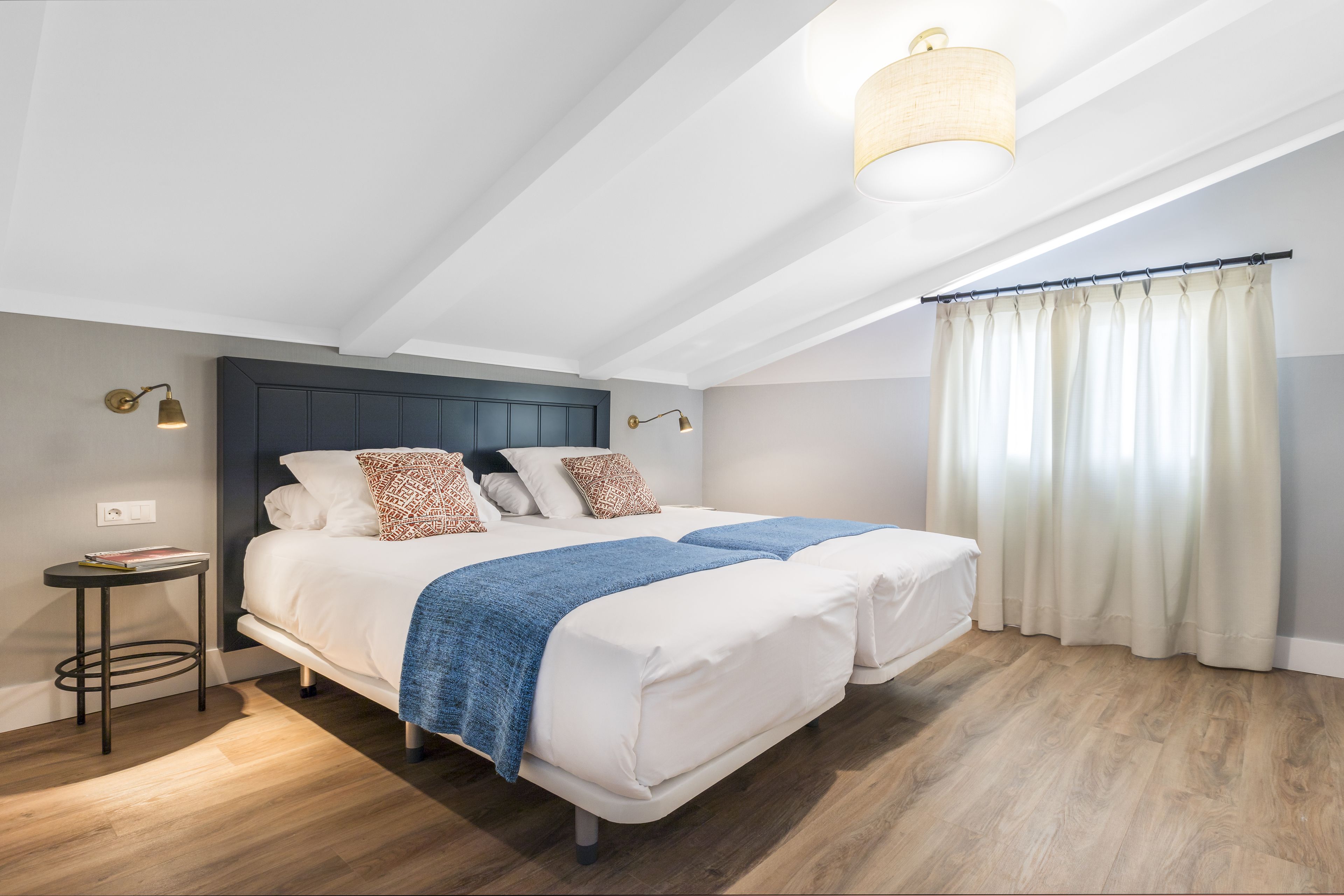 Dúplex Deluxe, 2 habitaciones, Terraza | Edredón, caja de seguridad en la habitación y decoración personalizada 