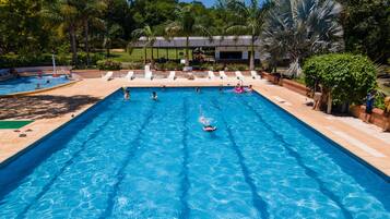 4 piscines extérieures