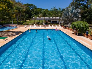 4 albercas al aire libre