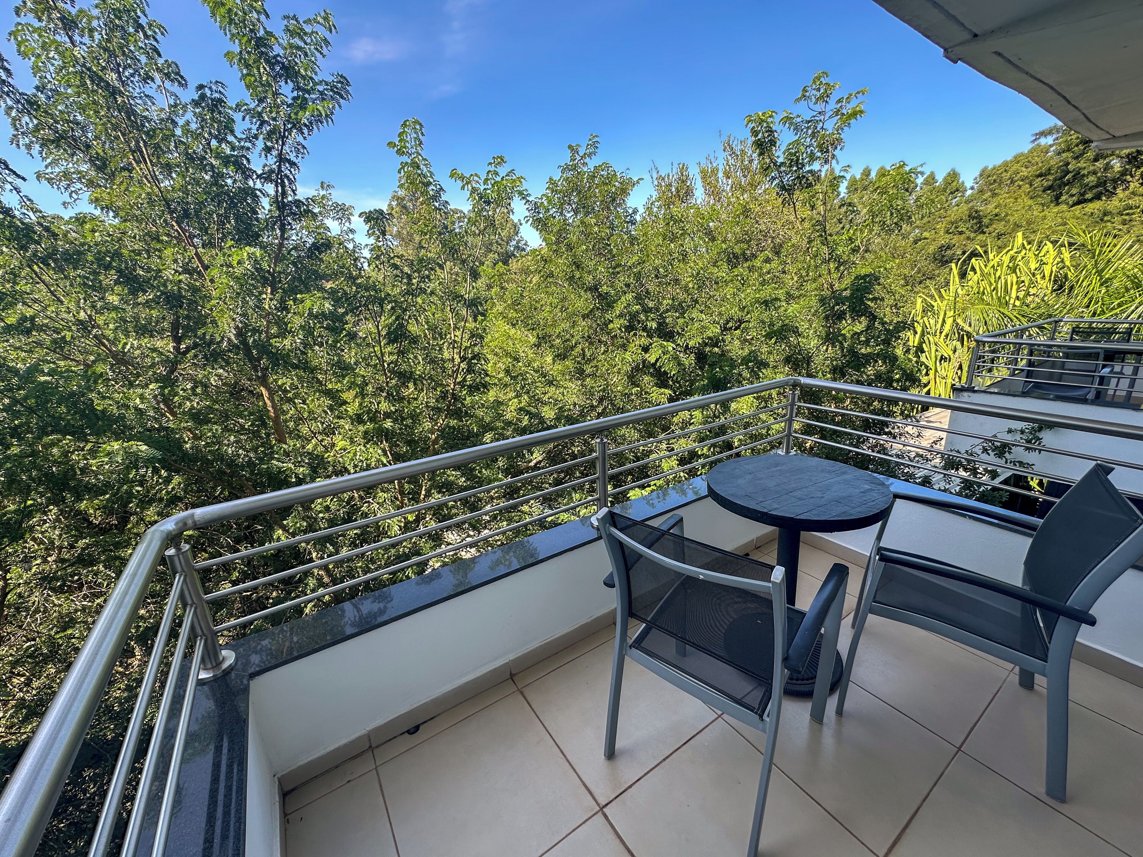 Habitación doble estándar, 1 cama Queen size, vista a la laguna | Minibar, caja de seguridad en la habitación y escritorio 