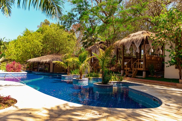 4 outdoor pools