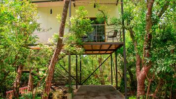 Cabaña Confort, 1 cama King size, vista al jardín | Vista al patio