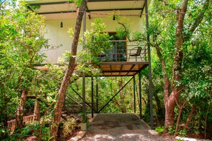 Cabaña Confort, 1 cama King size, vista al jardín | Vista al patio