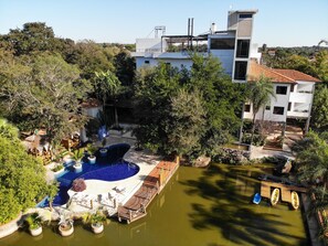 Vista frontal de la propiedad