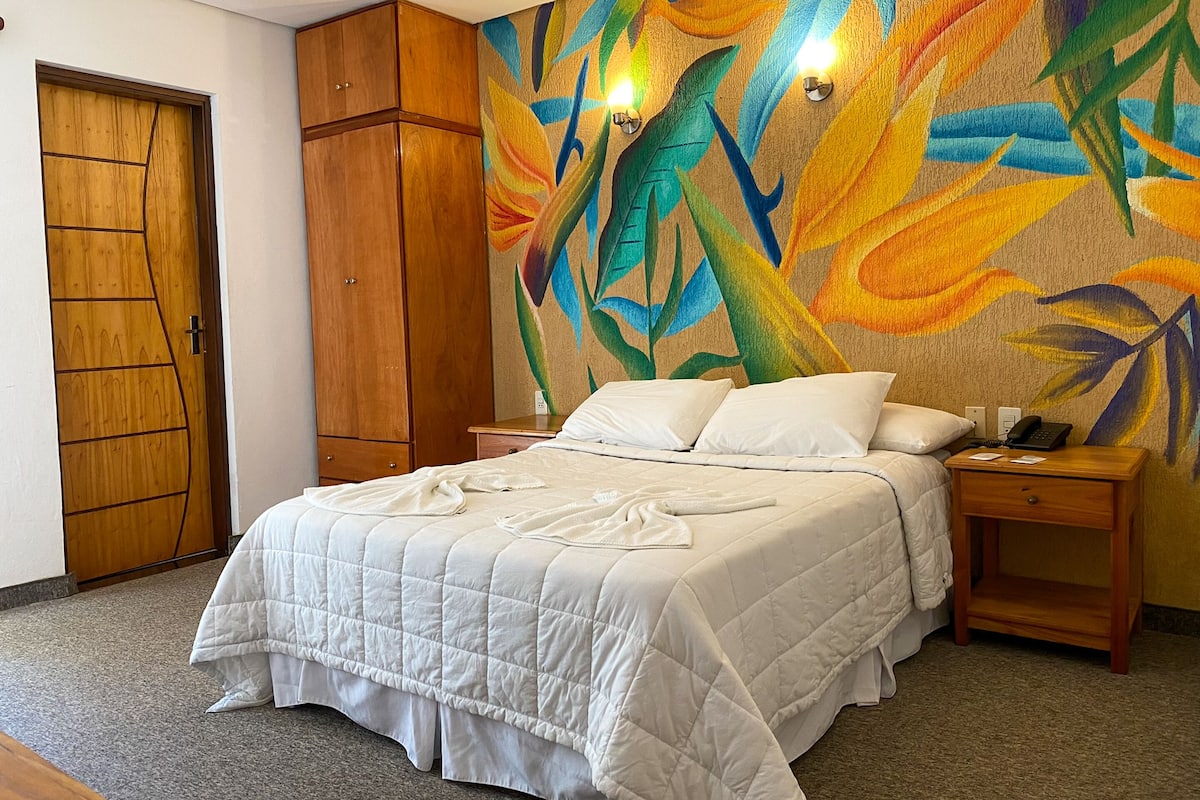 Standaard tweepersoonskamer, 1 queensize bed, uitzicht op lagune | Een minibar, een kluis op de kamer, een bureau, geluiddichte muren
