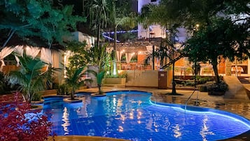 4 outdoor pools