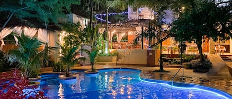 4 piscines extérieures