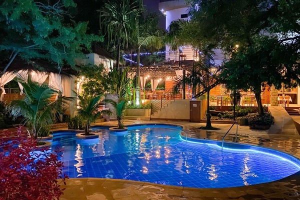 4 outdoor pools