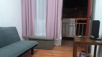 อพาร์ทเมนท์, 3 ห้องนอน | บริเวณนั่งเล่น | ทีวีจอแบน