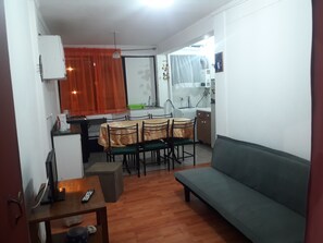 Apartment, 3 Schlafzimmer | Wohnbereich | Flachbildfernseher
