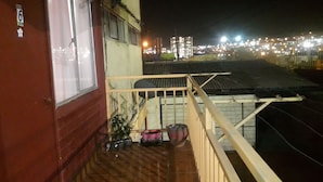 A balcony with a view of a cityscape at night. - Depto Pedro Prado en Iquique 1119 (Iquique)