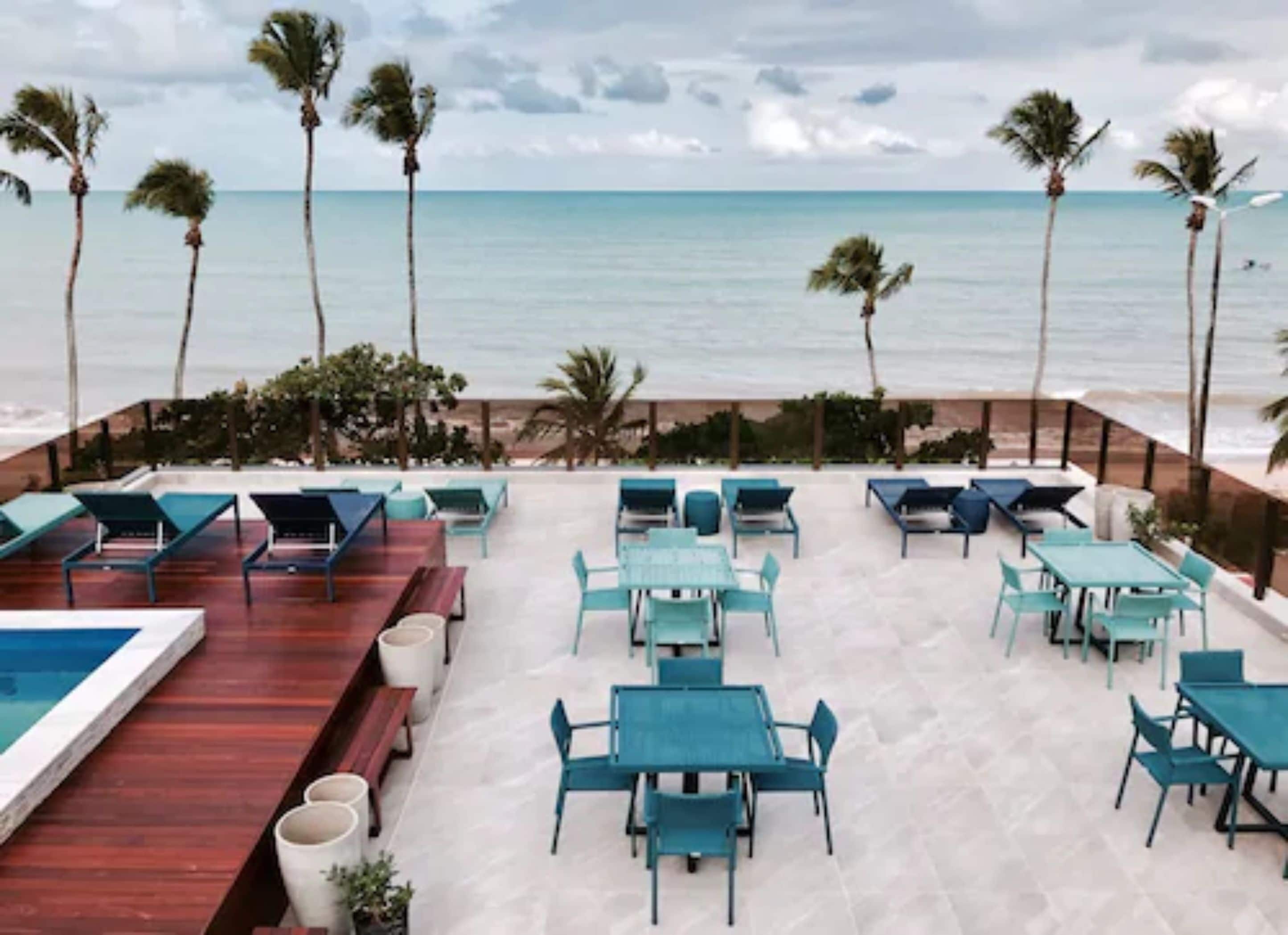 Piscina externa, espreguiçadeiras