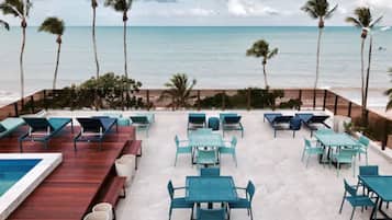 Outdoor pool, pool loungers