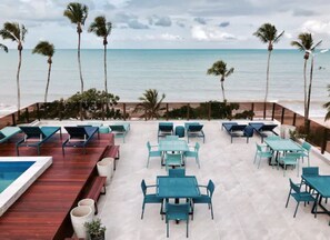 Outdoor pool, sun loungers - Hotel do Mar Cabo Branco (João Pessoa)