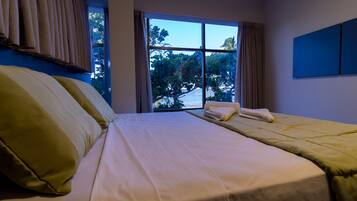 Minibar, escritorio, cortinas blackout y sistema de insonorización