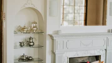 Breakfast, lunch and dinner served