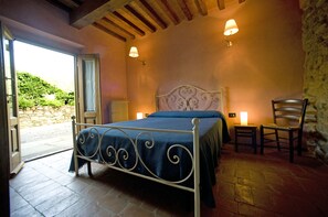 Bàn, màn/rèm cản sáng, bàn ủi/dụng cụ ủi quần áo 